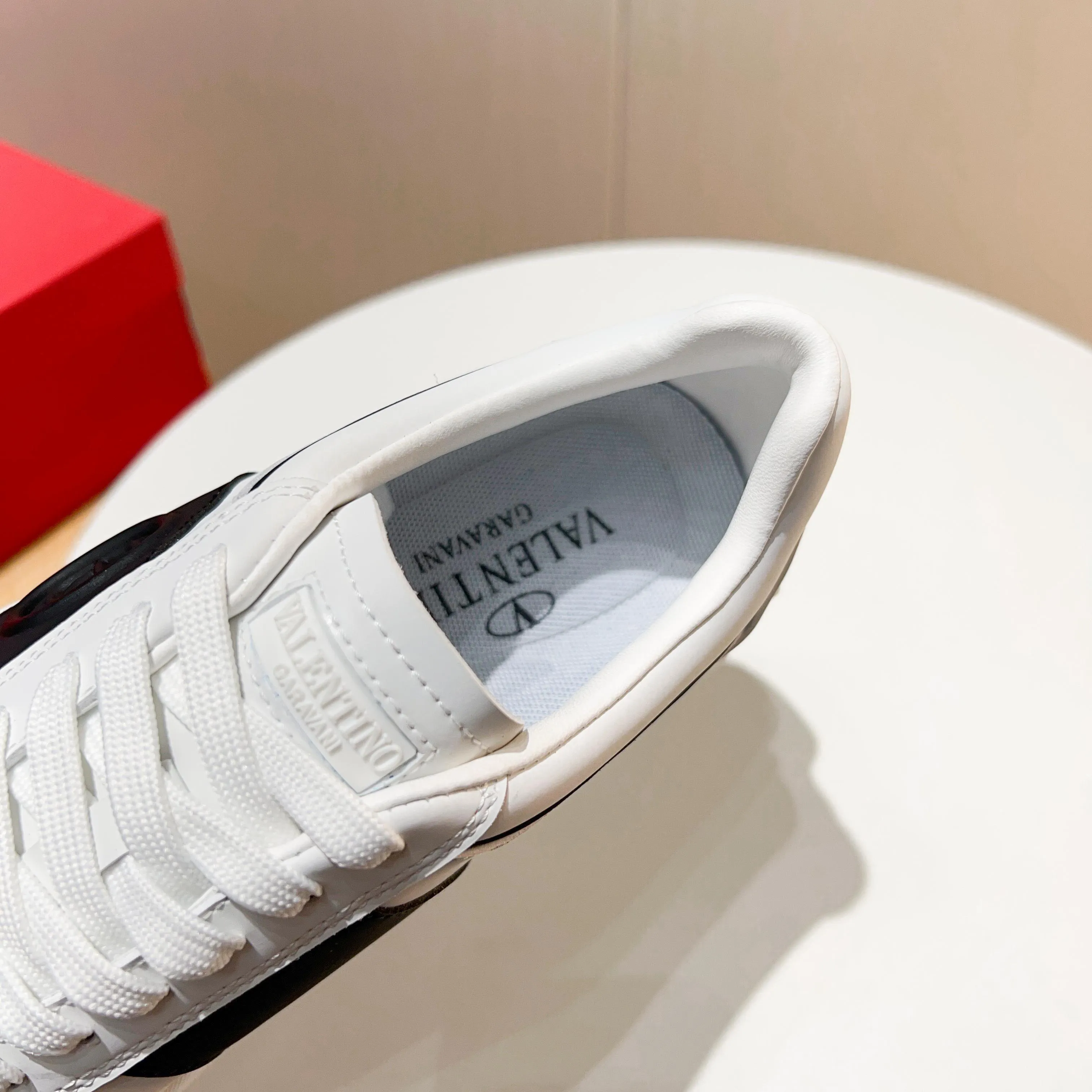 Ex-factory price: 520💰𝙑𝙖𝙡𝙚𝙣𝙩𝙞𝙣𝙤/Valentino𝙑𝙏 The latest official website main model in early autumn Classic continuation💯Making goods all year round🎁Wannian classic series sports and casual shoes💥, a must-have trendy item all year round🏆Many stars and Internet celebrities have performed it🔥 The original version is developed one to one, perfect last shape, VT iconic logo, logo printing on tongue and upper, original full set of packaging, full oil edge on the upper, T men's men's shoes💰u ultra-light combination outsole Comfortable on the feet, not squeezing the feet, fabric/first layer of cowhide. Lining/cow lining💕 Standard size: 38-44 (45 can be ordered)